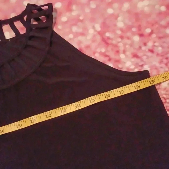 💙🏍 Black top with cute neckline - Picture 8 of 9